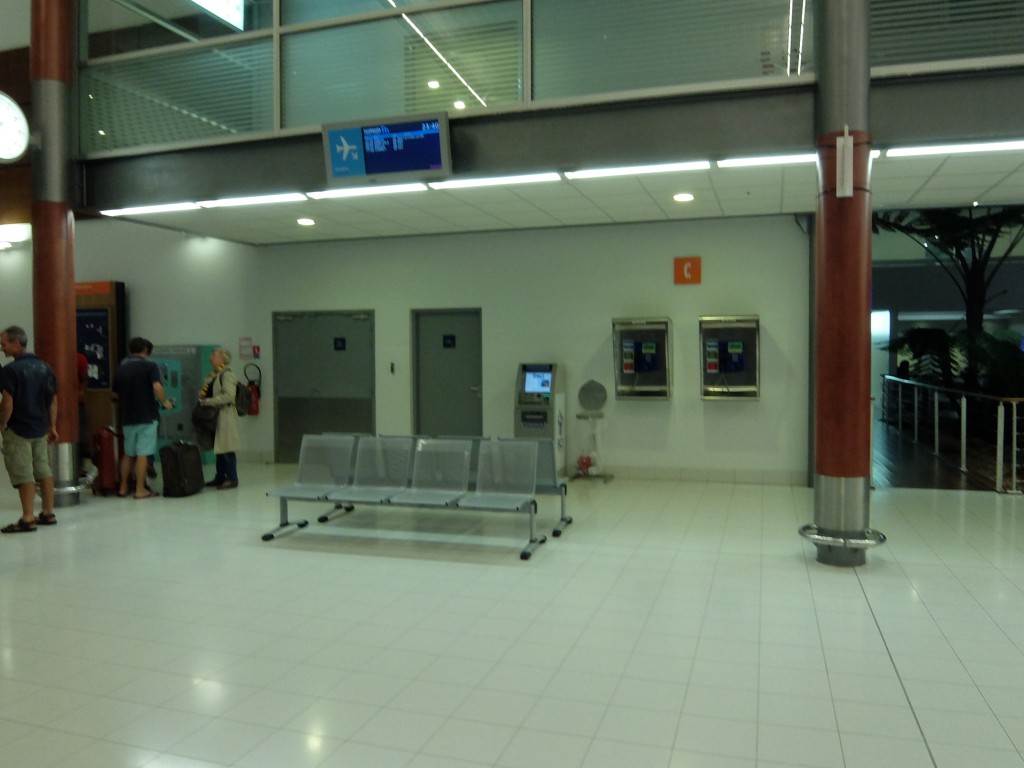 トントゥータ国際空港内のATM