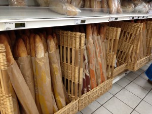 ニューカレドニアのスーパーで売られているフランスパン